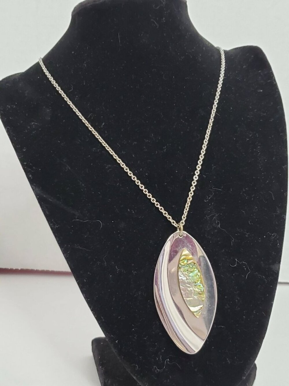 (657) Abalone Shell Oval Pendant Speidel Sterling Silver Chain